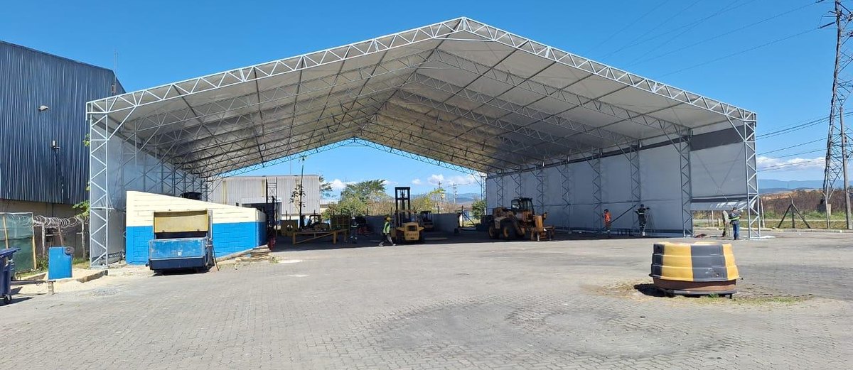 Galpão treliçado lonado em área industrial