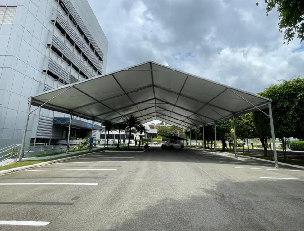 Tenda modular cobrindo área de estacionamento