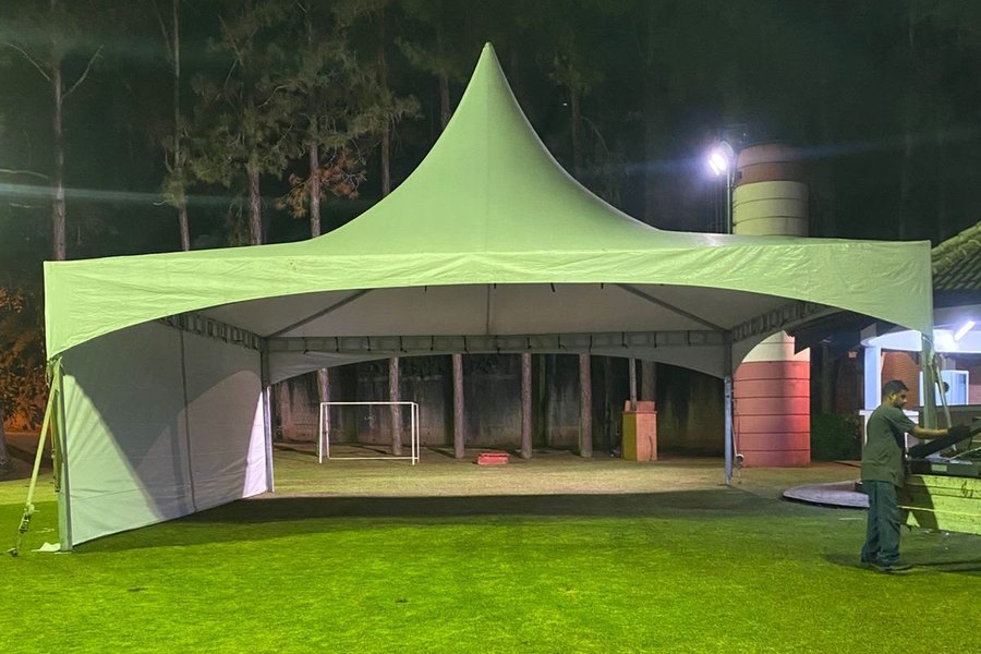 Tenda chapéu de bruxa montada em área de lazer